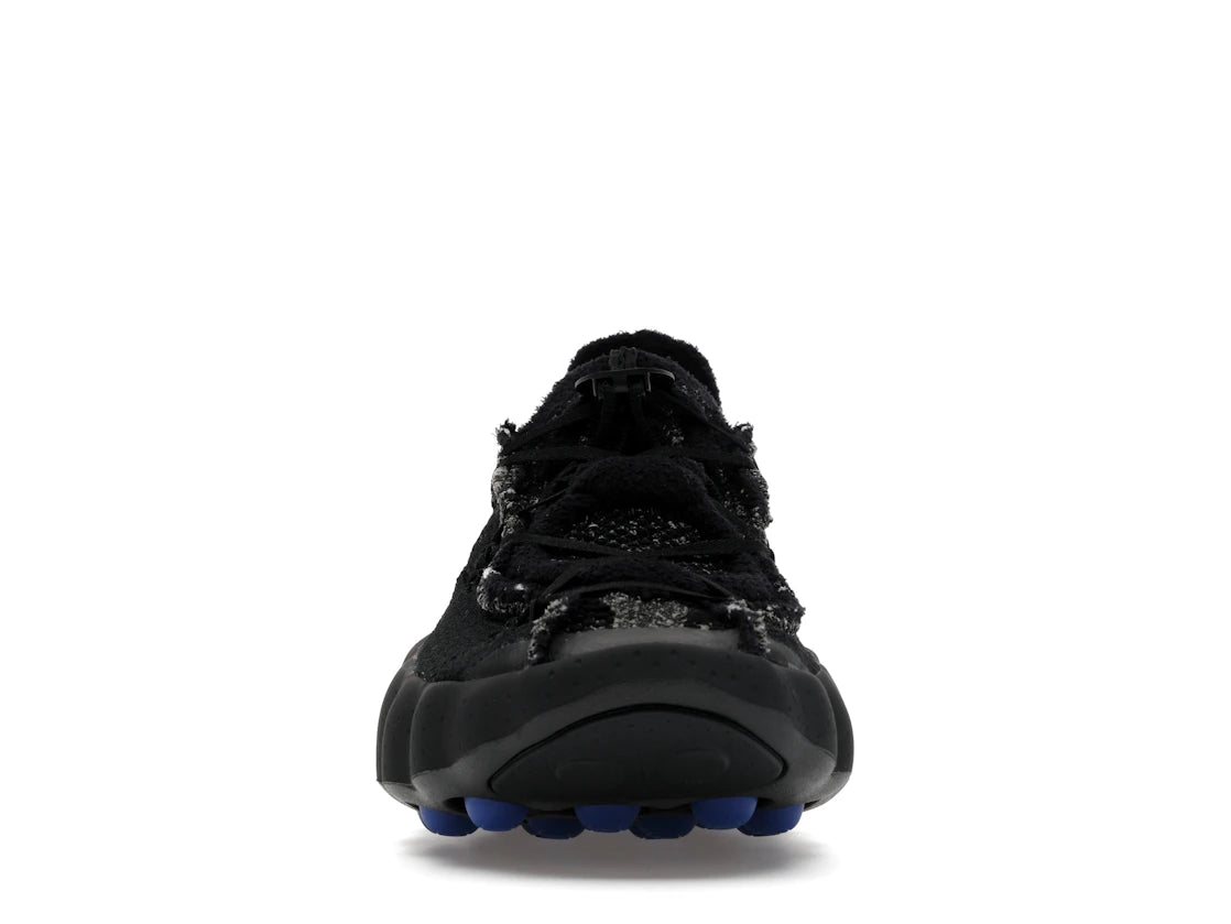 Nike Mind 002 Flyknit Fragment Black en maille Flyknit noire avec semelle sculptée ergonomique et détails signature Fragment Design.