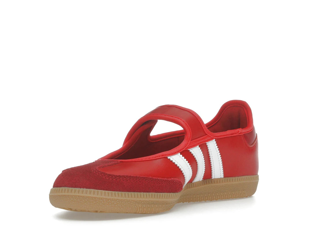Sneaker adidas Samba Jane Scarlet White Gum en cuir rouge avec bandes blanches, bride Mary Jane et semelle gomme rétro emblématique.Vue de coter 