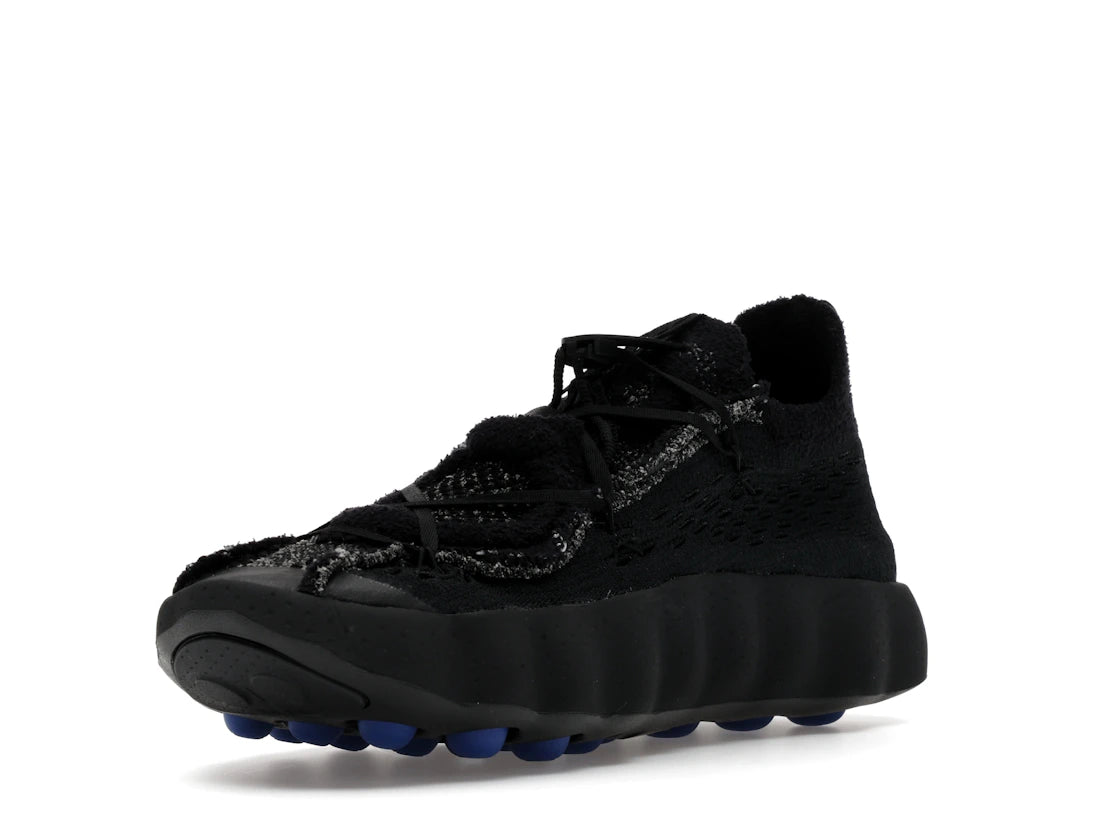 Nike Mind 002 Flyknit Fragment Black en maille Flyknit noire avec semelle sculptée ergonomique et détails signature Fragment Design.
