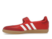 Sneaker adidas Samba Jane Scarlet White Gum en cuir rouge avec bandes blanches, bride Mary Jane et semelle gomme rétro emblématique.Vue de coter 