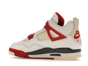 Sneaker Air Jordan 4 Nigel Sylvester Brick By Brick rouge brique en suède premium avec semelle Air visible et détails OG iconiques.