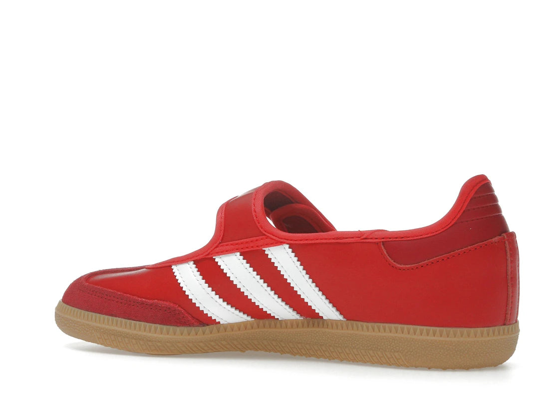 Sneaker adidas Samba Jane Scarlet White Gum en cuir rouge avec bandes blanches, bride Mary Jane et semelle gomme rétro emblématique.Vue de coter 