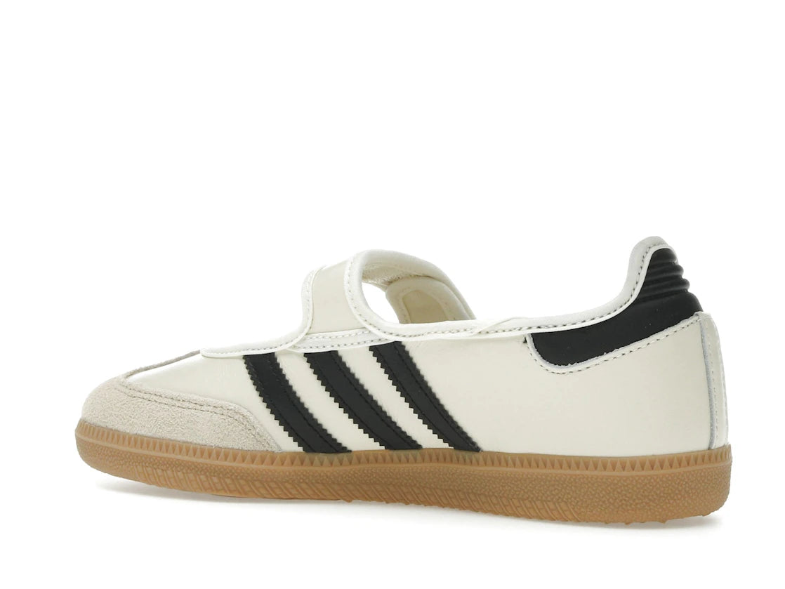 Sneaker adidas Samba Jane Cream Black Gum en cuir crème avec bandes noires, bride Mary Jane et semelle gomme rétro emblématique.Vue de coter 