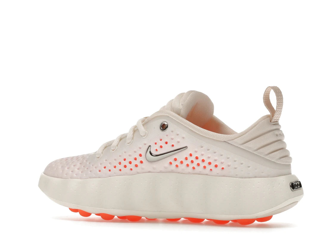 Nike Mind 002 Sail crème en mousse technique avec semelle sculptée ergonomique et confort sensoriel innovant.