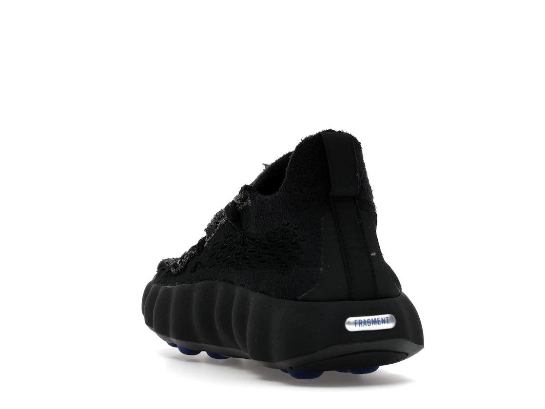 Nike Mind 002 Flyknit Fragment Black en maille Flyknit noire avec semelle sculptée ergonomique et détails signature Fragment Design.