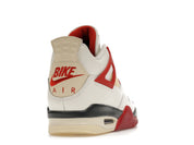 Sneaker Air Jordan 4 Nigel Sylvester Brick By Brick rouge brique en suède premium avec semelle Air visible et détails OG iconiques.