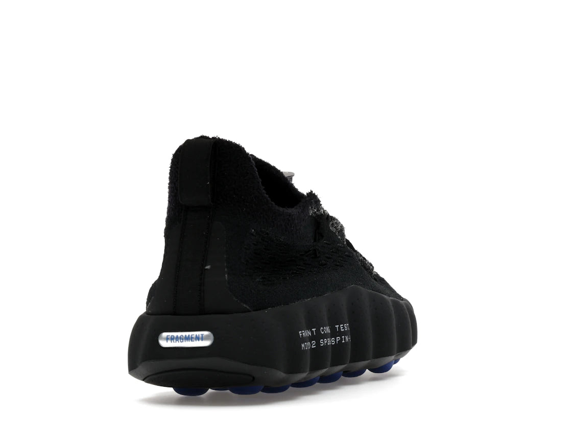 Nike Mind 002 Flyknit Fragment Black en maille Flyknit noire avec semelle sculptée ergonomique et détails signature Fragment Design.