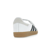 Sneaker adidas Samba Jane White Black Gum en cuir blanc avec bandes noires, bride Mary Jane et semelle gomme rétro emblématique.Vue arrières 