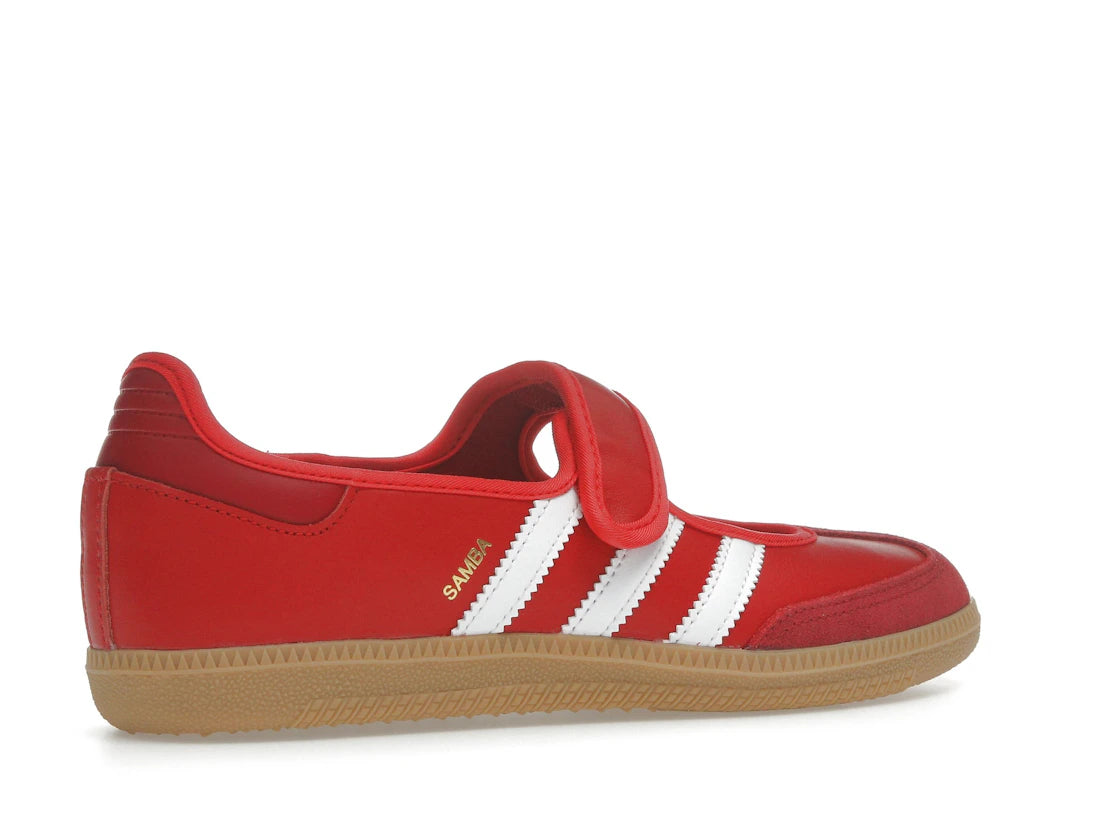 Sneaker adidas Samba Jane Scarlet White Gum en cuir rouge avec bandes blanches, bride Mary Jane et semelle gomme rétro emblématique.Vue de coter 