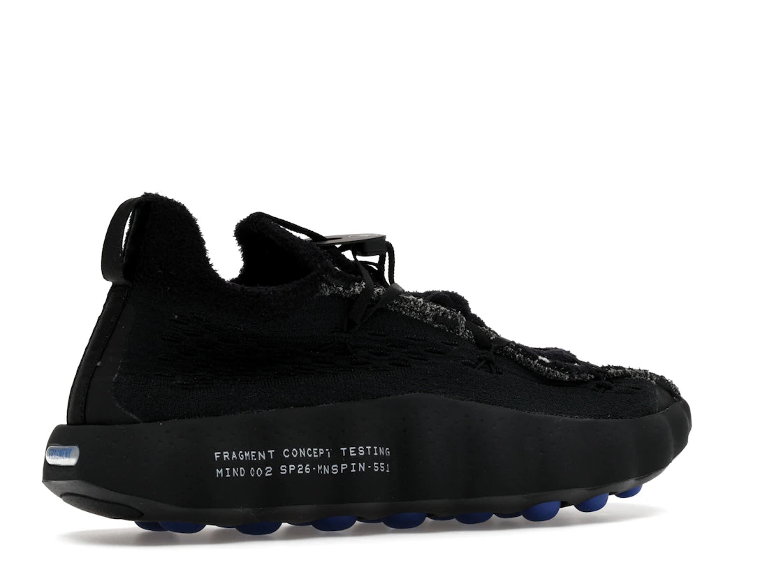 Nike Mind 002 Flyknit Fragment Black en maille Flyknit noire avec semelle sculptée ergonomique et détails signature Fragment Design.