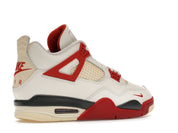 Sneaker Air Jordan 4 Nigel Sylvester Brick By Brick rouge brique en suède premium avec semelle Air visible et détails OG iconiques.