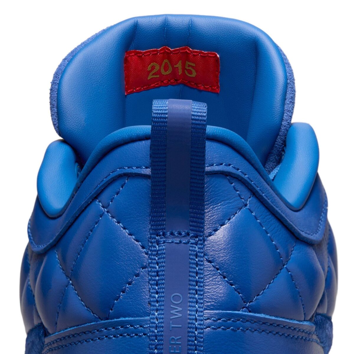 Texte alternatif (alt) :
Nike Book 2 Just Book avec tige en mesh technique respirant, renforts synthétiques, silhouette basse de basketball et semelle extérieure à traction multidirectionnelle.