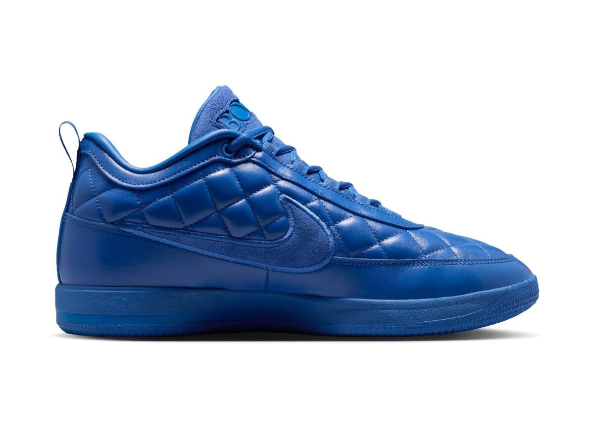 
Nike Book 2 Just Book avec tige en mesh technique respirant, renforts synthétiques, silhouette basse de basketball et semelle extérieure à traction multidirectionnelle.