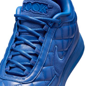 
Nike Book 2 Just Book avec tige en mesh technique respirant, renforts synthétiques, silhouette basse de basketball et semelle extérieure à traction multidirectionnelle.