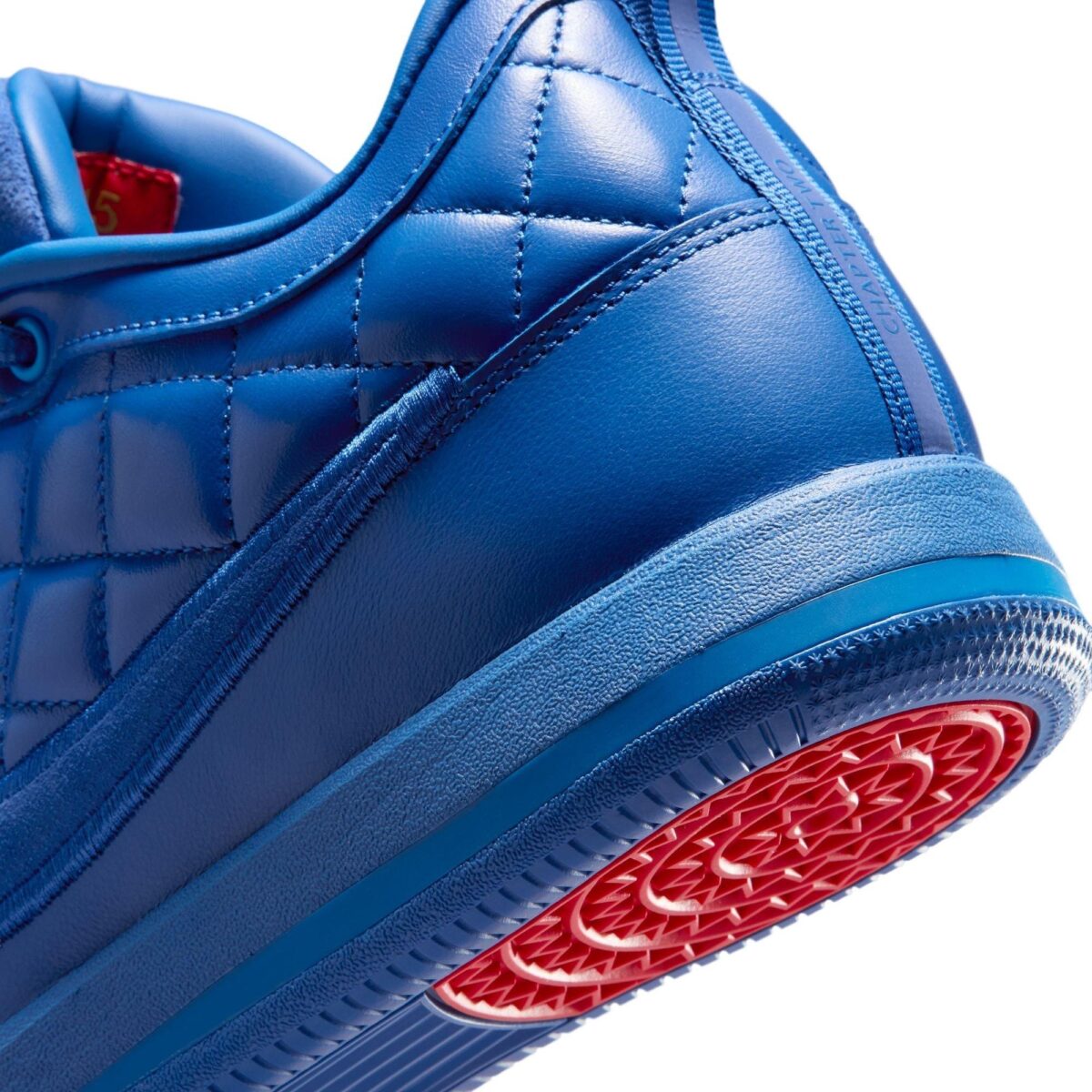 
Nike Book 2 Just Book avec tige en mesh technique respirant, renforts synthétiques, silhouette basse de basketball et semelle extérieure à traction multidirectionnelle.