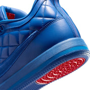 
Nike Book 2 Just Book avec tige en mesh technique respirant, renforts synthétiques, silhouette basse de basketball et semelle extérieure à traction multidirectionnelle.