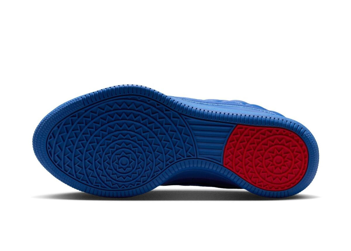 Nike Book 2 Just Book avec tige en mesh technique respirant, renforts synthétiques, silhouette basse de basketball et semelle extérieure à traction multidirectionnelle.
