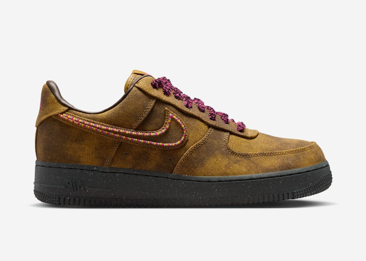 Sneakers Nike Air Force 1 Low 07 QS Desert Moss et rose en matière bouclée avec semelle Air et détails contrastés