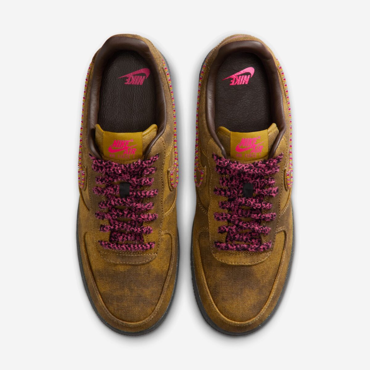 Sneakers Nike Air Force 1 Low 07 QS Desert Moss et rose en matière bouclée avec semelle Air et détails contrastés