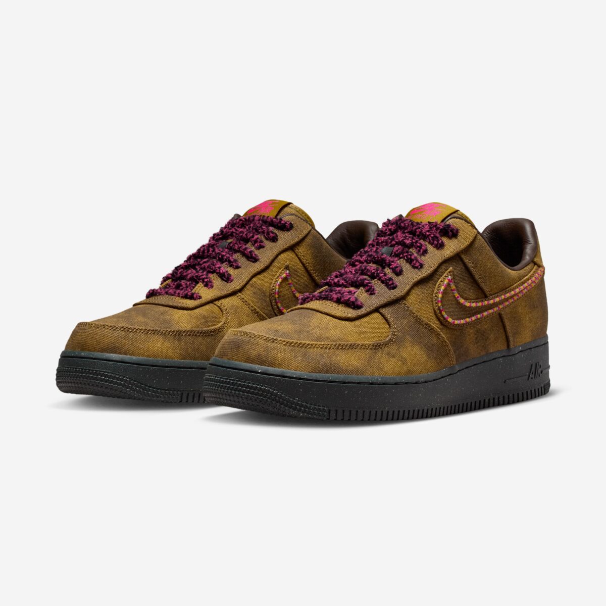 Sneakers Nike Air Force 1 Low 07 QS Desert Moss et rose en matière bouclée avec semelle Air et détails contrastés