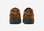 Sneakers Nike Air Force 1 Low 07 QS Desert Moss et rose en matière bouclée avec semelle Air et détails contrastés