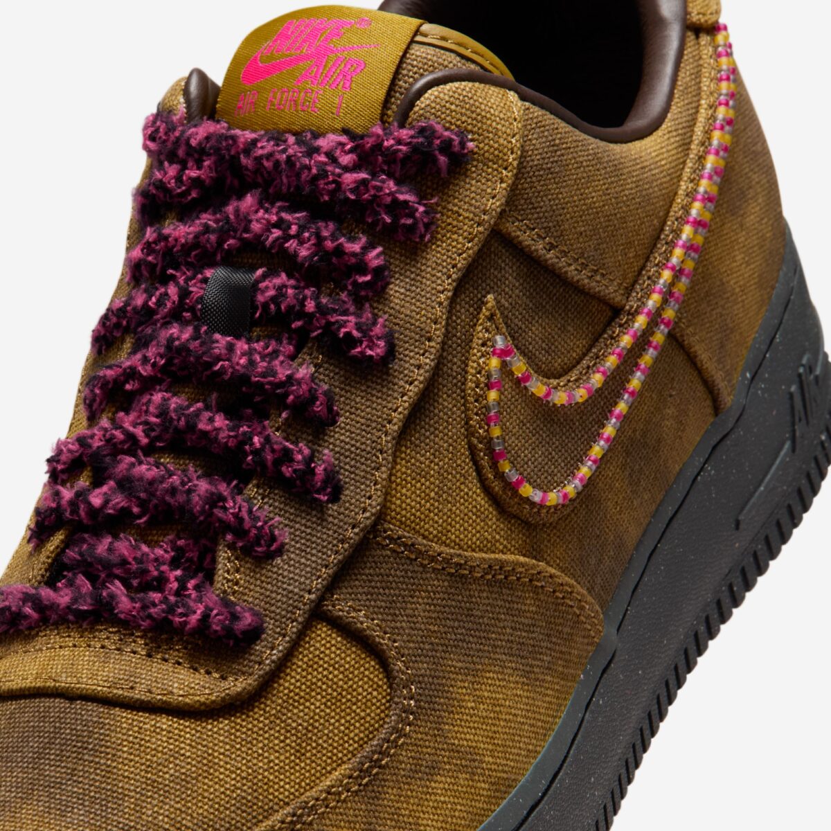 Sneakers Nike Air Force 1 Low 07 QS Desert Moss et rose en matière bouclée avec semelle Air et détails contrastés