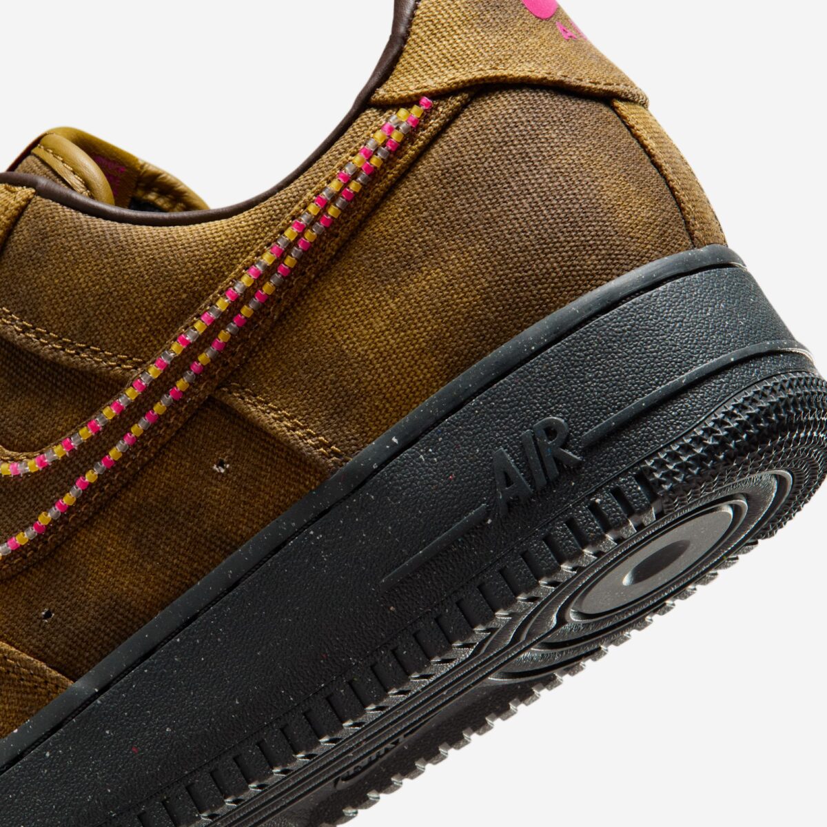 Sneakers Nike Air Force 1 Low 07 QS Desert Moss et rose en matière bouclée avec semelle Air et détails contrastés
