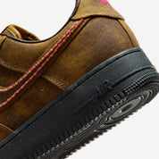 Sneakers Nike Air Force 1 Low 07 QS Desert Moss et rose en matière bouclée avec semelle Air et détails contrastés