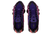 Sneakers Nike Shox TL en maille respirante et renforts synthétiques, coloris Court Purple et Hot Lava avec colonnes Shox amortissantes vue du dessus. 