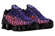 Sneakers Nike Shox TL en maille respirante et renforts synthétiques, coloris Court Purple et Hot Lava avec colonnes Shox amortissantes vue de 3/4 face. 