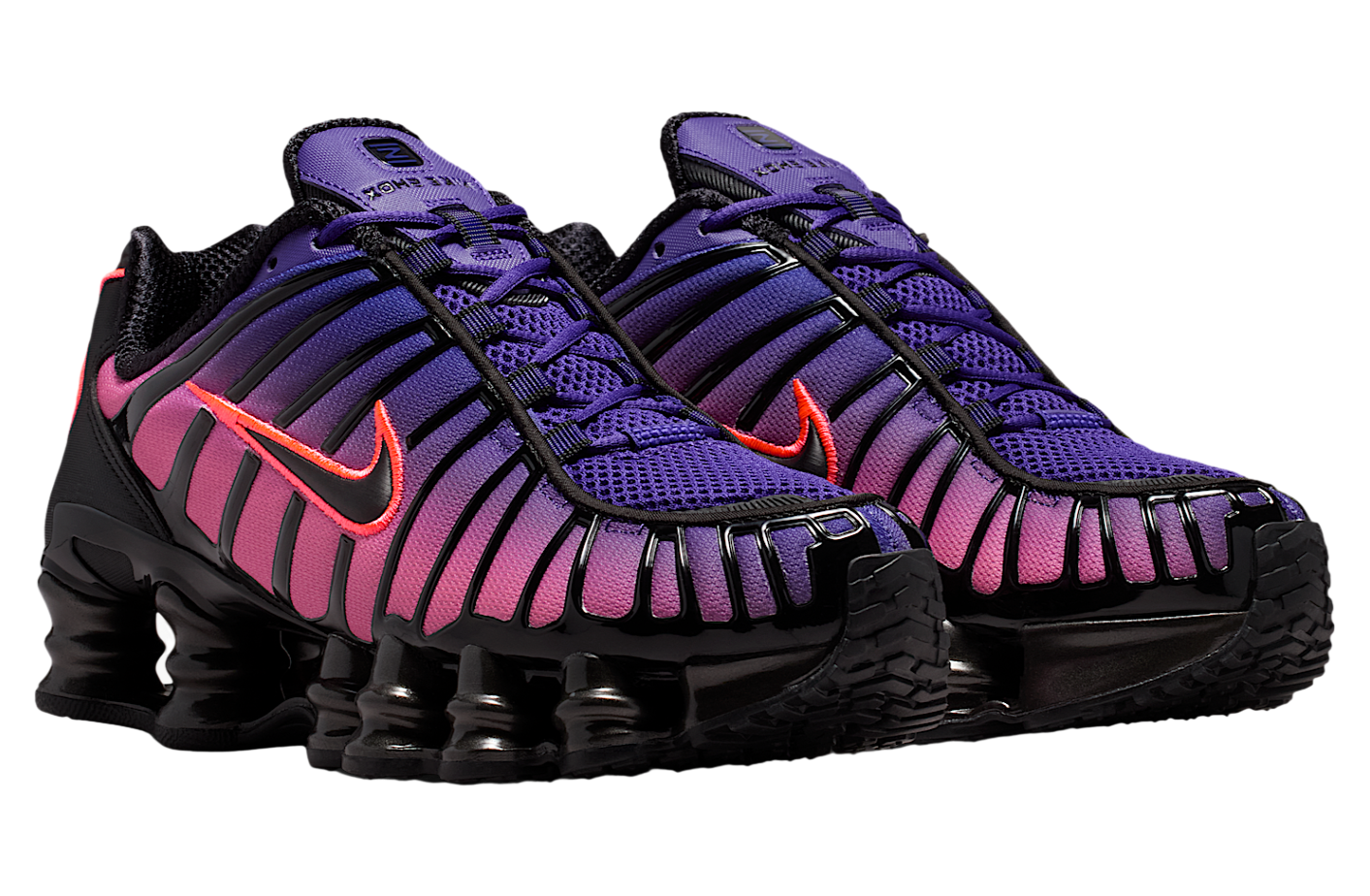 Sneakers Nike Shox TL en maille respirante et renforts synthétiques, coloris Court Purple et Hot Lava avec colonnes Shox amortissantes vue de 3/4 face. 