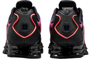Sneakers Nike Shox TL en maille respirante et renforts synthétiques, coloris Court Purple et Hot Lava avec colonnes Shox amortissantes vue de derrière. 