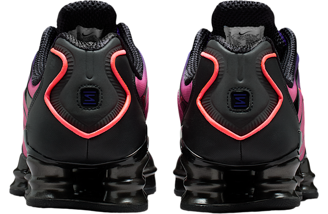 Sneakers Nike Shox TL en maille respirante et renforts synthétiques, coloris Court Purple et Hot Lava avec colonnes Shox amortissantes vue de derrière. 