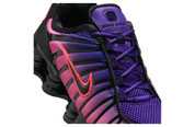 Vue zoomée sur les détails latéraux de la sneakers Nike Shox TL en maille respirante et renforts synthétiques, coloris Court Purple et Hot Lava avec colonnes Shox amortissantes.