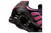 Vue zoomée sur les détails arrières de la sneakers Nike Shox TL en maille respirante et renforts synthétiques, coloris Court Purple et Hot Lava avec colonnes Shox amortissantes.