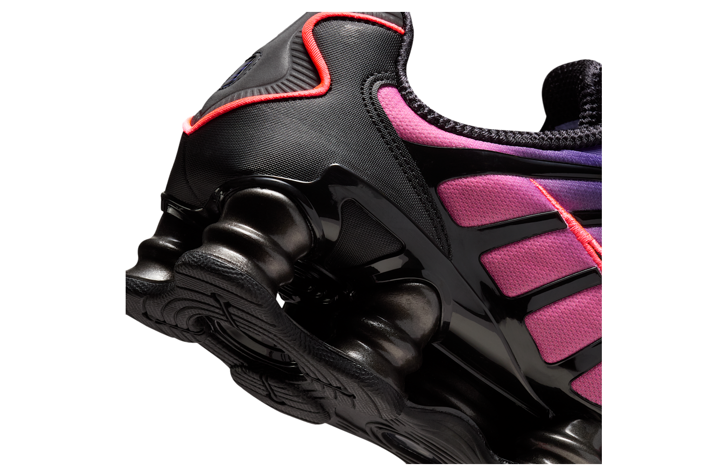 Vue zoomée sur les détails arrières de la sneakers Nike Shox TL en maille respirante et renforts synthétiques, coloris Court Purple et Hot Lava avec colonnes Shox amortissantes.