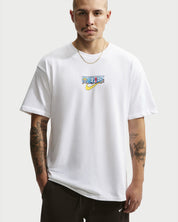 Nike x One Piece Graphic T-Shirt White IX8507-100 en coton blanc avec coupe ample et graphismes inspirés du Jolly Roger de One Piece.