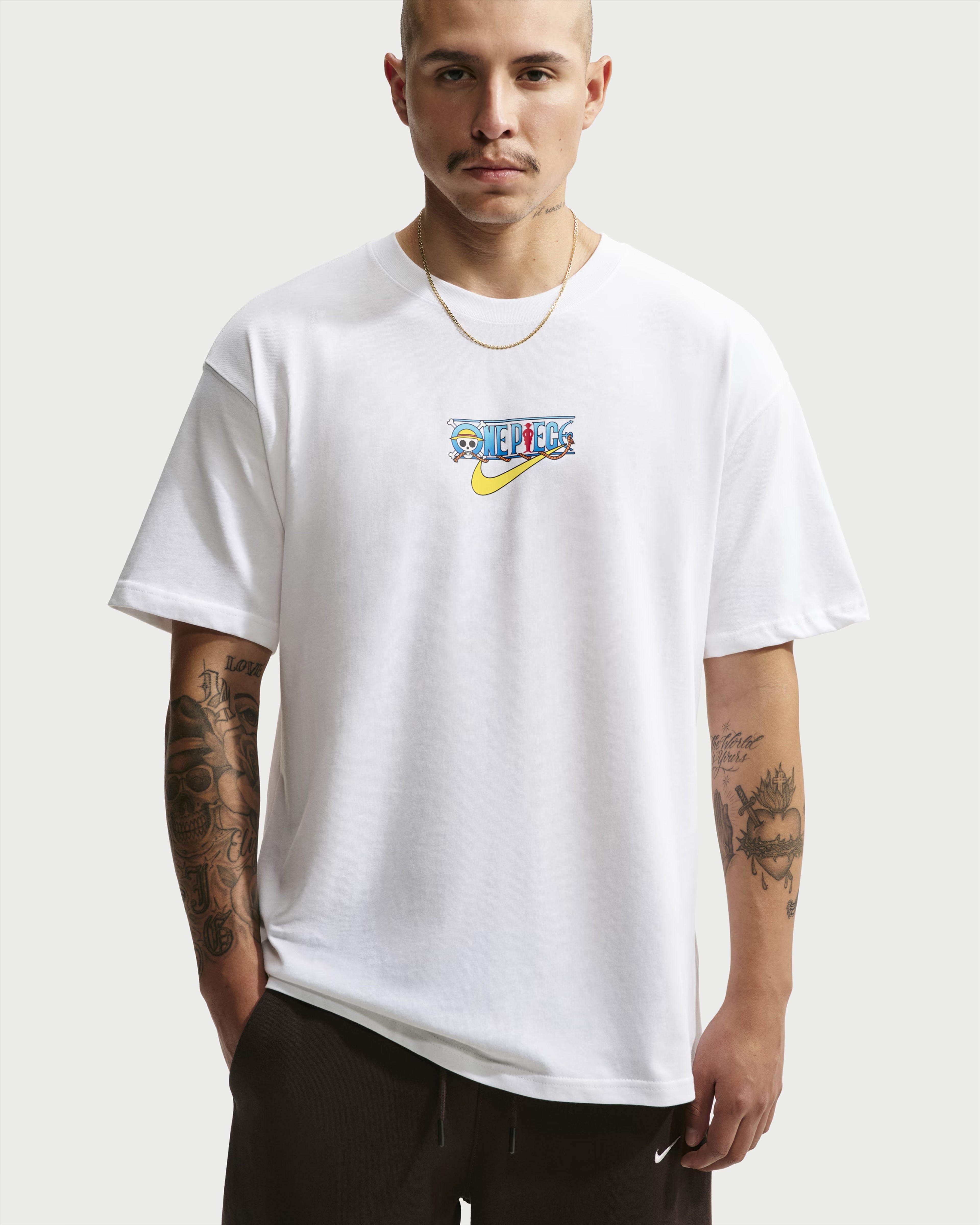 Nike x One Piece Graphic T-Shirt White IX8507-100 en coton blanc avec coupe ample et graphismes inspirés du Jolly Roger de One Piece.