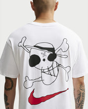 Nike x One Piece Graphic T-Shirt White IX8507-100 en coton blanc avec coupe ample et graphismes inspirés du Jolly Roger de One Piece.