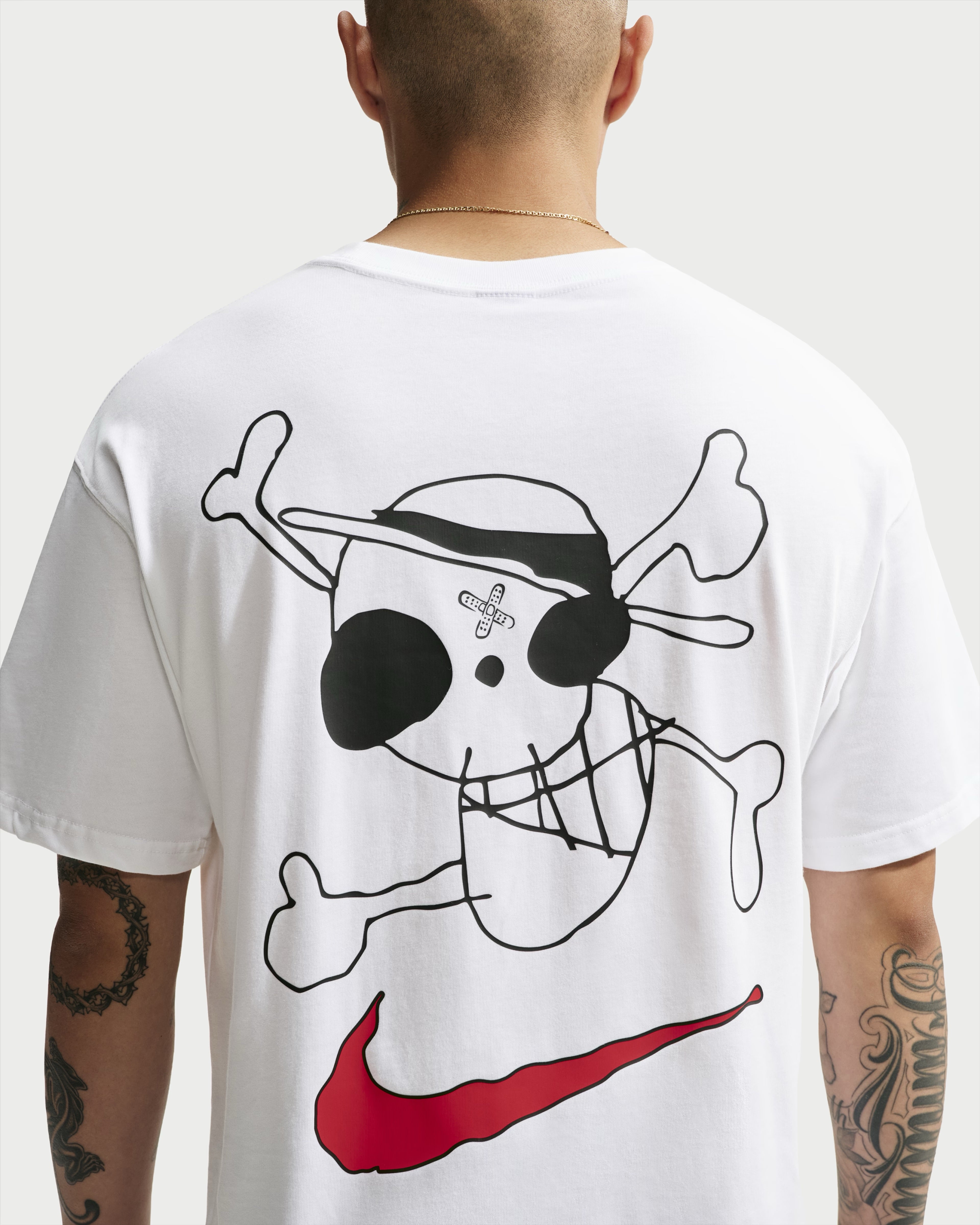 Nike x One Piece Graphic T-Shirt White IX8507-100 en coton blanc avec coupe ample et graphismes inspirés du Jolly Roger de One Piece.