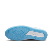 Image de la Jordan 2 Rétro J Balvin, sneaker en cuir blanc avec dégradés pastel, logo Wings iridescent et smiley brodé au talon. (vue semelle)