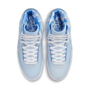 Image de la Jordan 2 Rétro J Balvin, sneaker en cuir blanc avec dégradés pastel, logo Wings iridescent et smiley brodé au talon. (vue de dessus)