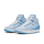 Image de la Jordan 2 Rétro J Balvin, sneaker en cuir blanc avec dégradés pastel, logo Wings iridescent et smiley brodé au talon. (vue de 3/4)
