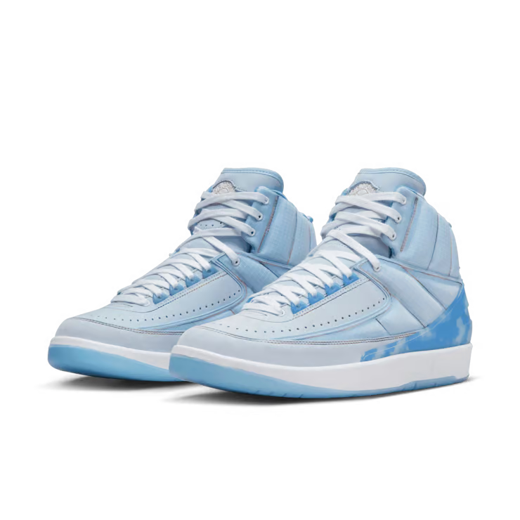 Image de la Jordan 2 Rétro J Balvin, sneaker en cuir blanc avec dégradés pastel, logo Wings iridescent et smiley brodé au talon. (vue de 3/4)