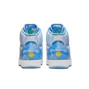 Image de la Jordan 2 Rétro J Balvin, sneaker en cuir blanc avec dégradés pastel, logo Wings iridescent et smiley brodé au talon. (vue de derrière)