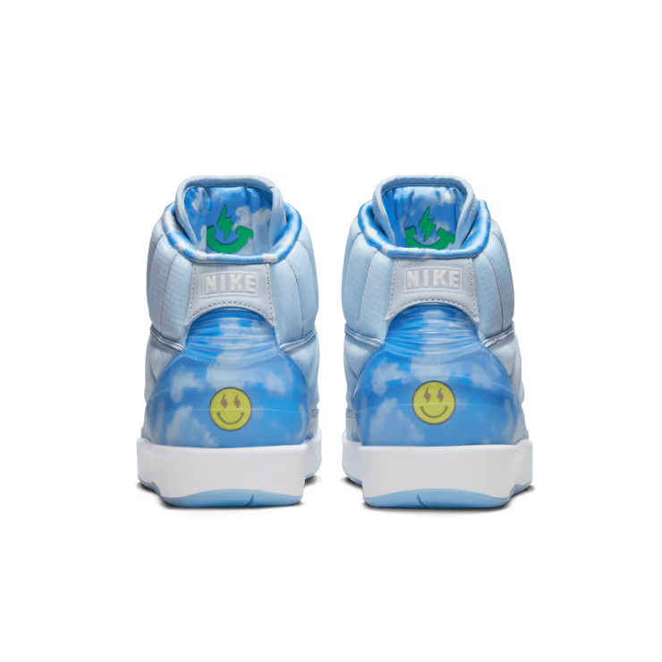 Image de la Jordan 2 Rétro J Balvin, sneaker en cuir blanc avec dégradés pastel, logo Wings iridescent et smiley brodé au talon. (vue de derrière)