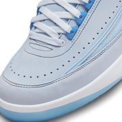 Image de la Jordan 2 Rétro J Balvin, sneaker en cuir blanc avec dégradés pastel, logo Wings iridescent et smiley brodé au talon. (zoom avant)