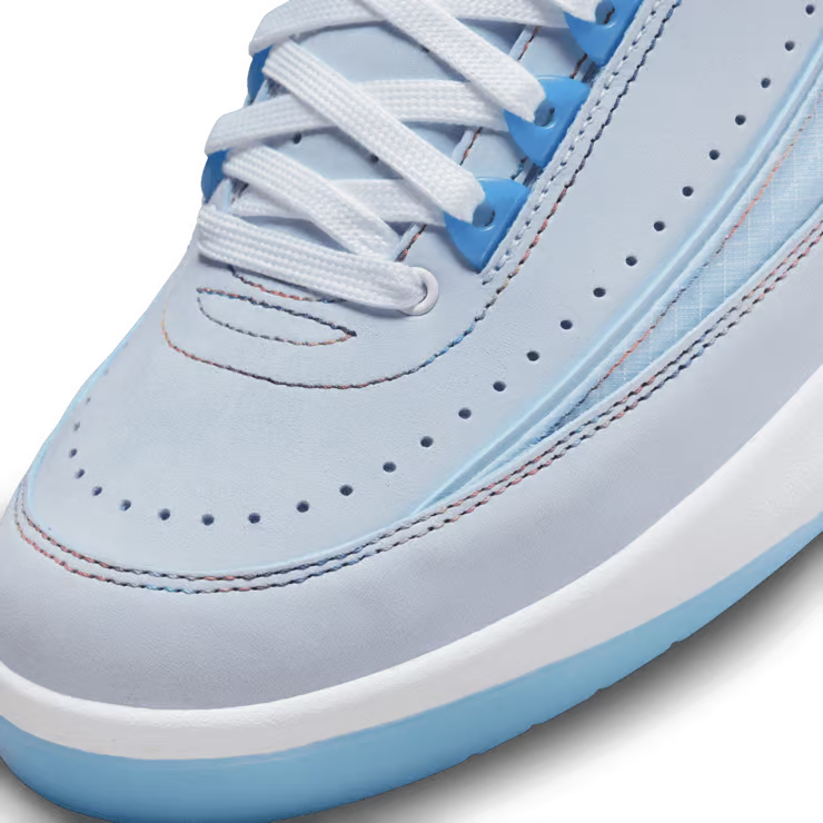 Image de la Jordan 2 Rétro J Balvin, sneaker en cuir blanc avec dégradés pastel, logo Wings iridescent et smiley brodé au talon. (zoom avant)