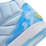 Image de la Jordan 2 Rétro J Balvin, sneaker en cuir blanc avec dégradés pastel, logo Wings iridescent et smiley brodé au talon. (zoom arrière)