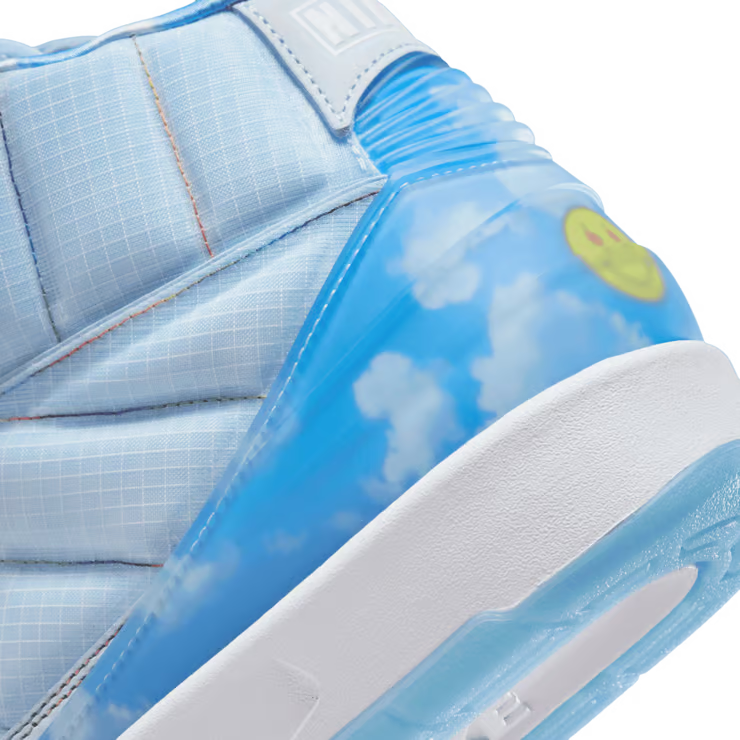 Image de la Jordan 2 Rétro J Balvin, sneaker en cuir blanc avec dégradés pastel, logo Wings iridescent et smiley brodé au talon. (zoom arrière)